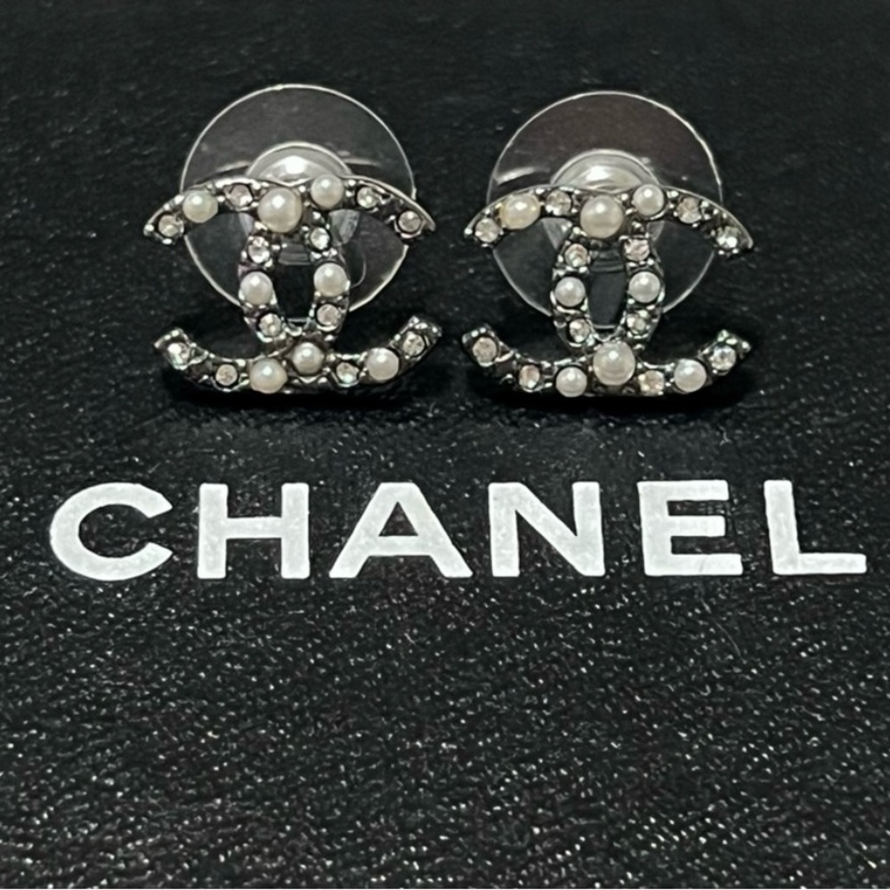 Chanel classic pearls crystals CC logo earrings
